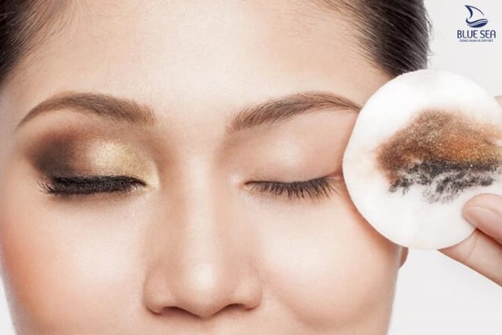 Mắt có thể bị thâm quầng do không được tẩy trang kĩ