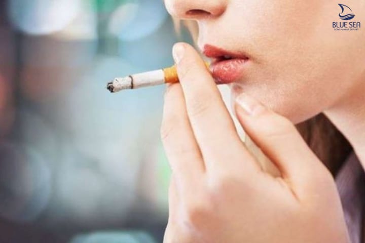 Hút thuốc là thói quen xấu khiến vùng da mắt tối màu.