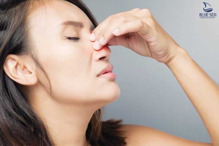 Những người bị viêm mũi dị ứng rất dễ có vùng mắt thâm quầng.