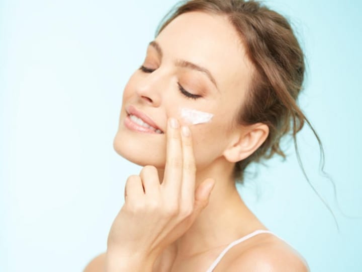 Hãy chăm chỉ thoa kem chống nắng để bảo vệ làn da trước tia UV độc hại.