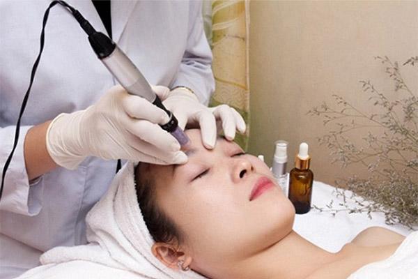 Chị Hạnh lại thường tới spa để được chăm sóc chuyên sâu.