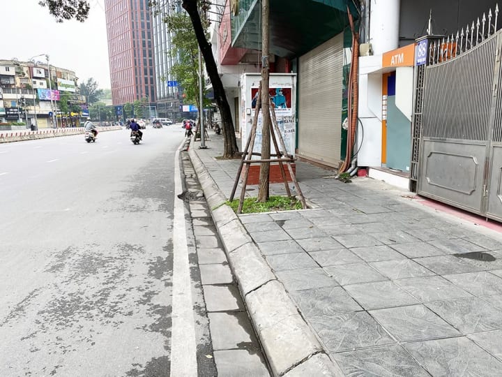 Chỉ thị cách ly xã hội khiến các thành phố trỏe nên vắng vẻ.