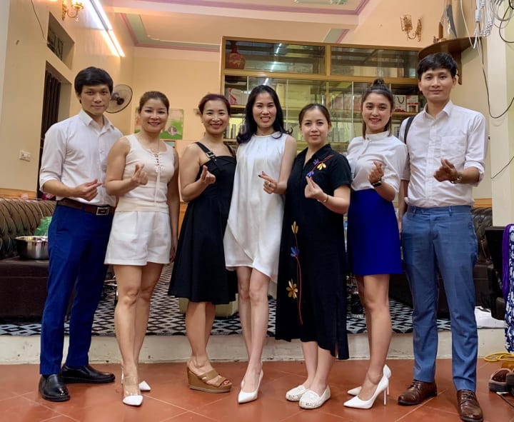 Khách xếp hàng chờ tư vấn và trải nghiệm Raphitox tại sự kiện “Vì 1 làn da khỏe” - Spa Thanh Thủy, Hà Nam.