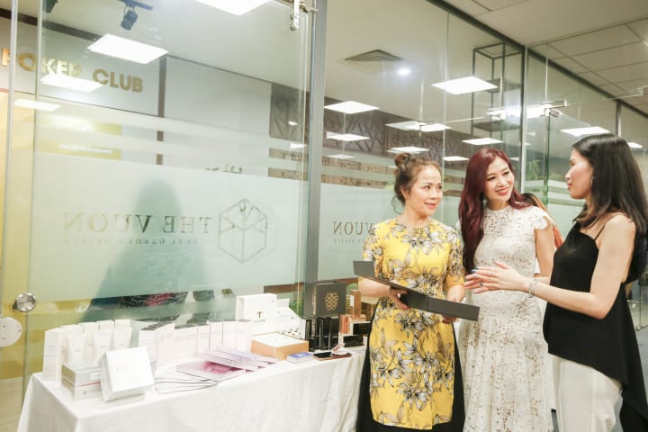 CEO Tâm Uyên tư vấn sản phẩm của Blue Sea cho các khách mời.