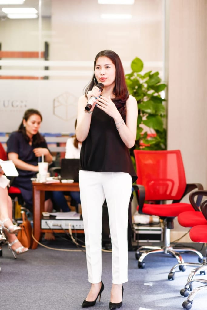 CEO Tâm Uyên thuyết trình tại sự kiện.