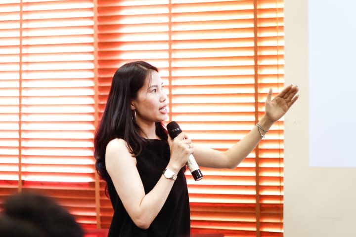 CEO Tâm Uyên toát lên phong thái lãnh đạo khi phát biểu tại sự kiện.