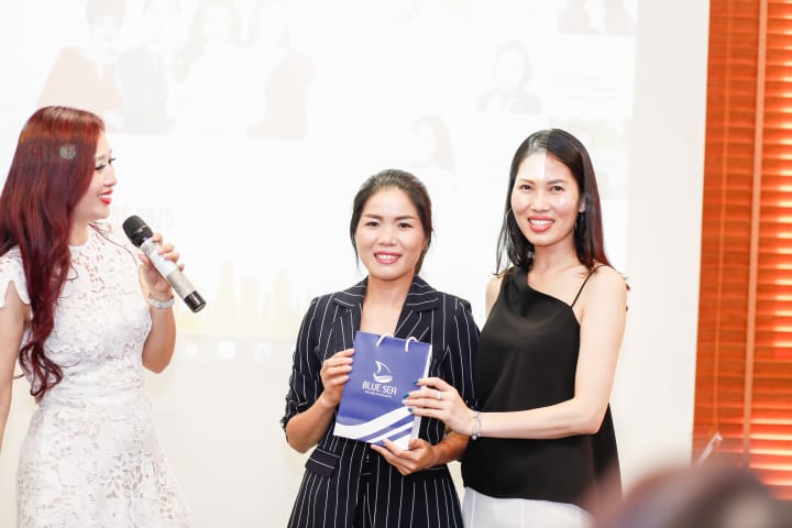 Trao phần thưởng cho khách mời.