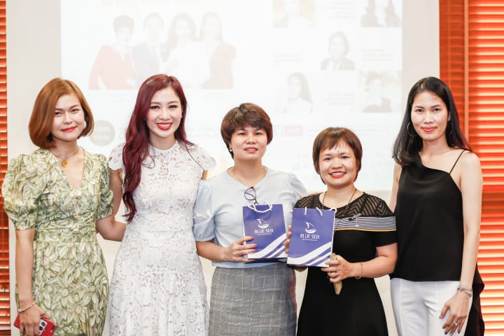 Trao phần thưởng cho khách mời.