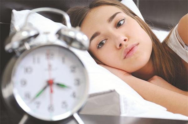 Một số người gặp tình trạng rối loạn nhịp thức ngủ, xáo trộn đồng hồ sinh học.