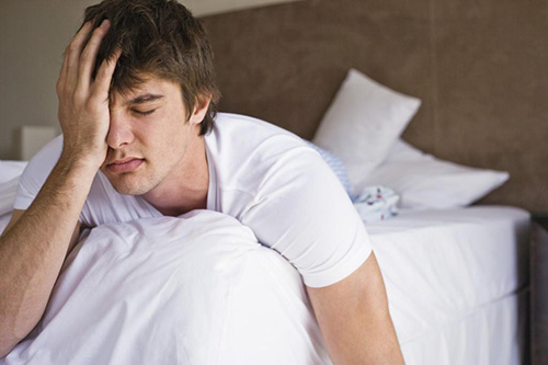 Nhiều biểu hiện của RLGN như mất ngủ, tỉnh giấc nhiều lần, trằn trọc khó ngủ... gây ảnh hưởng đến đời sống bệnh nhân.