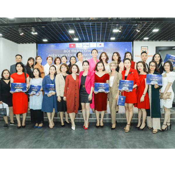 Khách mời tham dự hội thảo công nghệ điện chuyển Ion đảo ngược lão hoá R4U nhận nhiều phần quà giá trị hấp dẫn. 