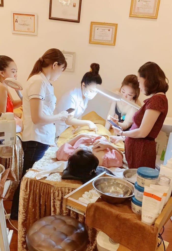 Quỳnh Mai hướng dẫn đào tạo học viên.
