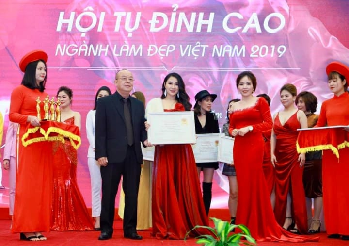 Quỳnh Mai cô chủ thẩm mỹ viện Smile vang danh tại Hội tụ đỉnh cao 2019.