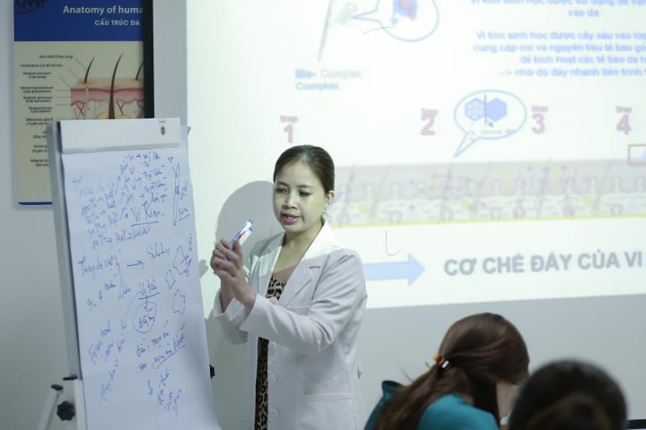 Chuyên gia da liễu Tuyết Nhung phác hoạ các vấn đề về da và cavs liệu trình trong các khoá học.